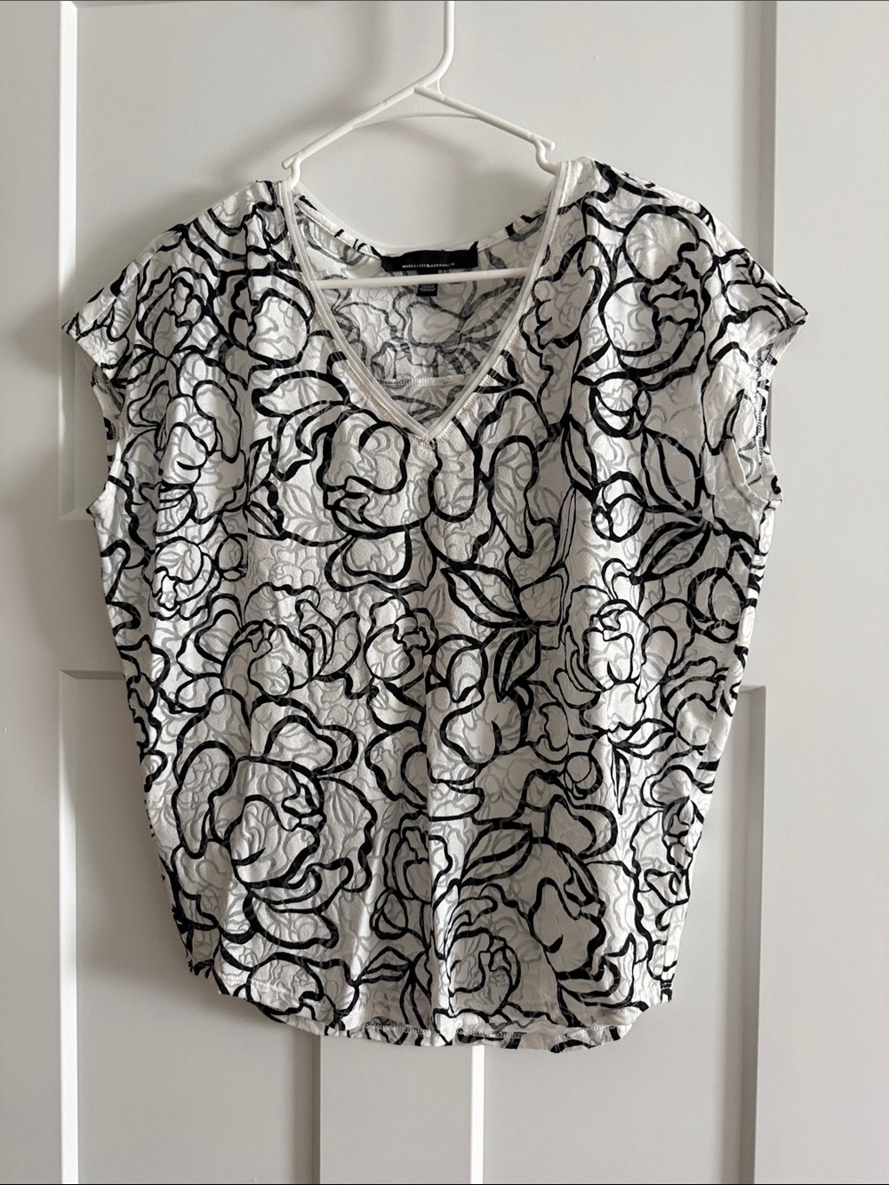 White House Black Market Black & White Floral Top XS